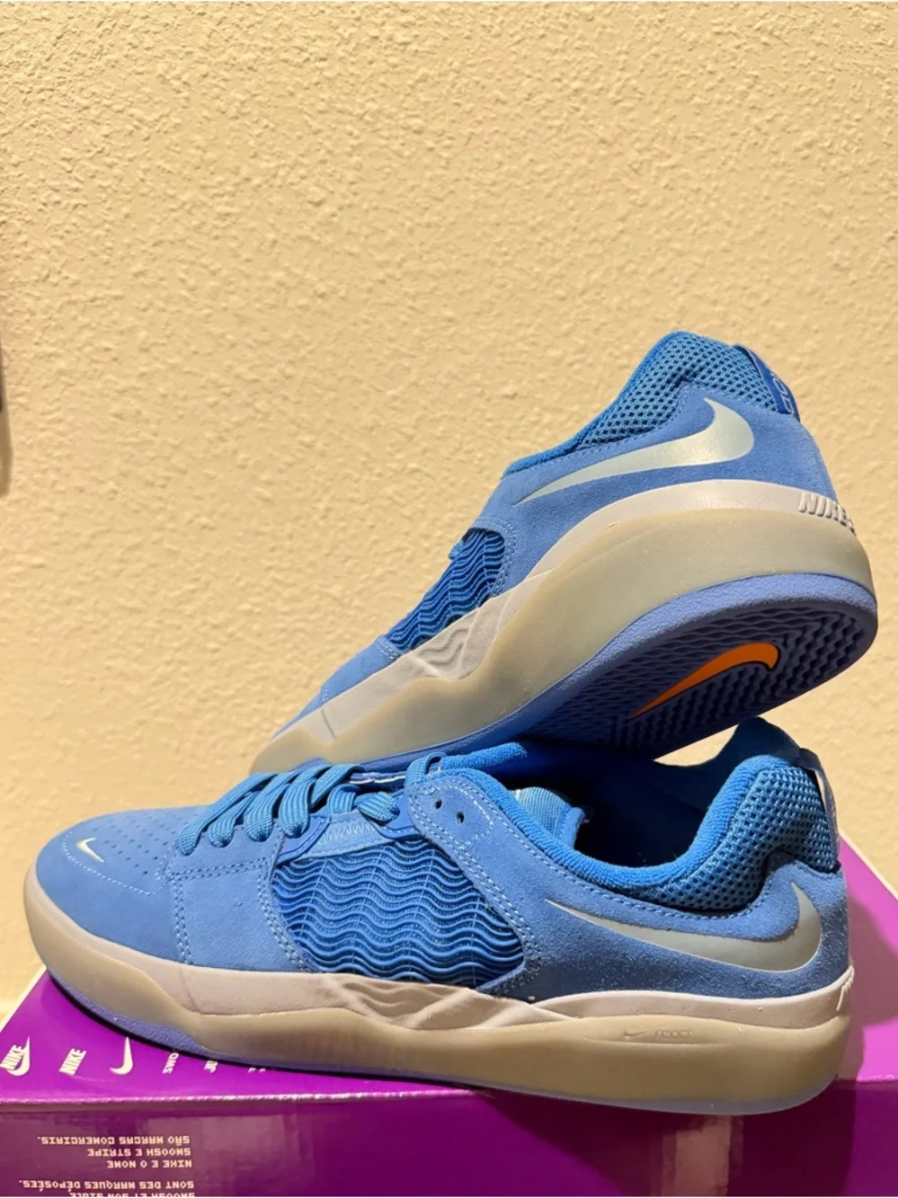 Nike Men’s Light Blue Low-Top Skate Sneakers